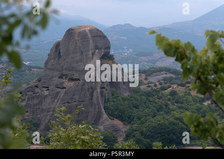Meteora formazione di roccia nei pressi della cittadina di Kalambaka al bordo nord-occidentale della pianura della Tessaglia vicino al fiume Pineios in Grecia centrale. Foto Stock