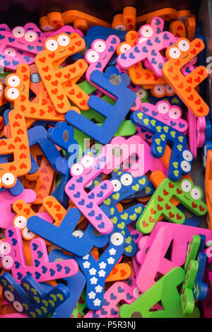 Alfabeto colorato lettera le icone in magazzino in vista Foto Stock