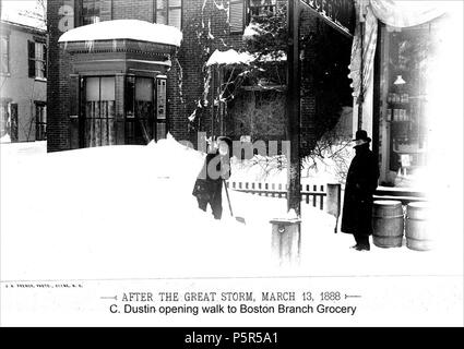 N/A. Titolo Blizzard di marzo 1888 - spalare la neve creatore francese, J.A., Keene NH oggetto Blizzards - NH - Keene Case - NH - Keene neve - NH - Keene DESCRIZIONE C. Dustin spalare una passeggiata per il ramo di Boston negozio di generi alimentari, 'fotografato durante la settimana seguente il gran tempesta di Marzo 13, 1888. Molti dei punti di vista sono stati realizzati prima della pala o aratro aveva turbato le derive e altri dopo le strade e le passeggiate era stata aperta.' fare riferimento alla legenda editore Keene Biblioteca pubblica e la Società Storica della Contea di Cheshire data digitale data 20100324 188803 originale tipo di risorsa formato fotografie Foto Stock