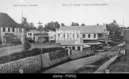 N/A. Inglese: vista di un hotel e la missione di Moravia in Bluefields, Nicaragua, c. 1900-1910. Tagliate da una cartolina. Tra il 1900 e il 1910. Libreria de la Casa alemana, Bluefields, Nicaragua. Cartolina rilasciati tra il 1900-1910 211 Bluefields hotel &AMP; missione moravo 1900 Foto Stock