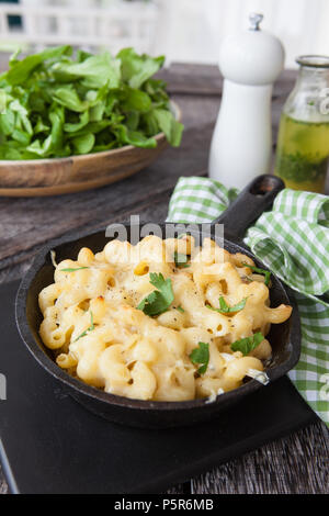 Maccheroni fatti in casa e formaggio rustico in ferro padella in ghisa Foto Stock