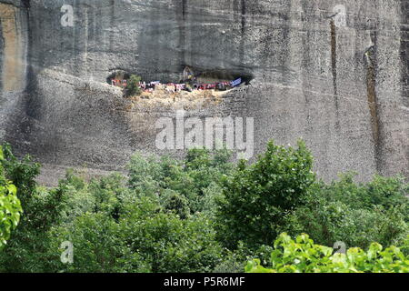 Il monastero o San Giorgio Mandilas in Meteora formazioni rocciose, Kastsraki, Kalambaka, Tessaglia, Grecia. Foto Stock
