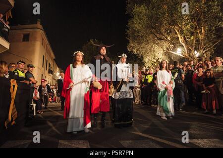 Baile del demonio y la beata, fiestas de la Beata, vinculadas con la beatificación de Sor Caterina Tomàs. Santa Margalida. Mallorca. Islas Baleares. España. Foto Stock