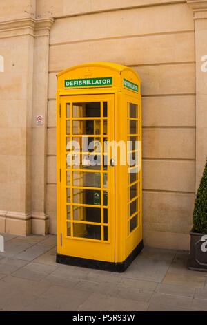 In disuso nella casella Telefono ora convertiti alla stazione del defibrillatore per le situazioni di emergenza, bagno, Somerset, Regno Unito Foto Stock