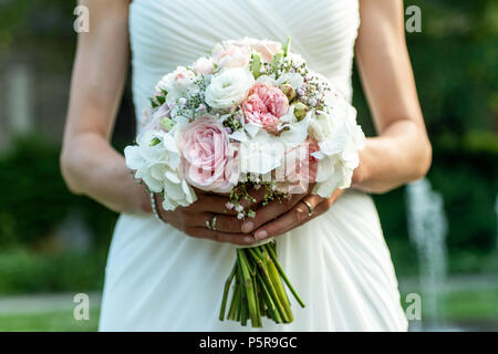 Wedding bouquet di fiori detenute da una sposa closeup. Fiore rosa Foto Stock