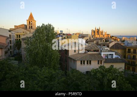 Catedral de Mallorca desde la terraza d' Es Baluard (Museu d'Art Moderne ho contemporani de Palma).Palma.Mallorca.Islas Baleares.España. Foto Stock