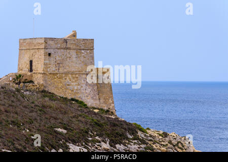 Una delle molte fortificazioni sparsi per la costa di Gozo e Malta. Foto Stock