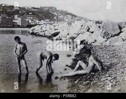 N/A. Italiano: Giacomo Brogi (1822-1881) - Catalogo n° 36 - Ragazzini sulla spiaggia a Mergellina. Xix secolo. Giacomo Brogi (1822-1881) 239 Brogi, Giacomo (1822-1881) - n. 36 - Ragazzini a Mergellina Foto Stock