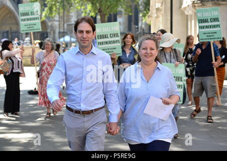 Rebecca Steinfeld e Charles Keidan al di fuori della Corte suprema di Londra dove hanno vinto la loro lotta per il diritto di entrare in un partenariato civile. Foto Stock