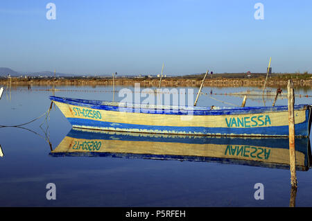 Barque sur l'Etang des Moures, Cabanes de Villeneuve. Villeneuve-lès-Maguelone. F 34 Foto Stock