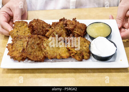 Stuart Florida, TooJay's Gourmet Deli, ristorante ristoranti, cibo, caffè, interno, piatto, frittelle di patate, salsa di mele, panna acida, ebraico Foto Stock