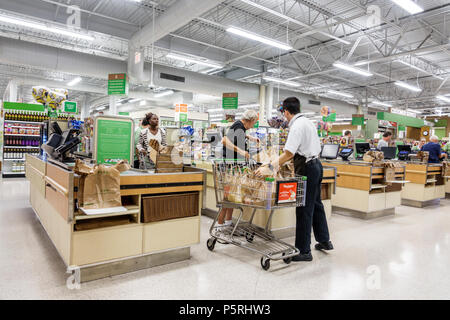 Stuart Florida,Publix negozio di alimentari supermercato alimentare, interno, checkout linea cassa coda cassiere, lavoratore, neri africani africani etnico neri Foto Stock