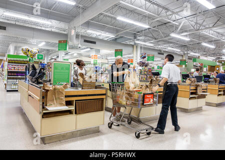 Stuart Florida,Publix negozio di alimentari supermercato alimentare, interno, checkout linea cassa coda cassiere, lavoratore, neri africani africani etnico neri Foto Stock