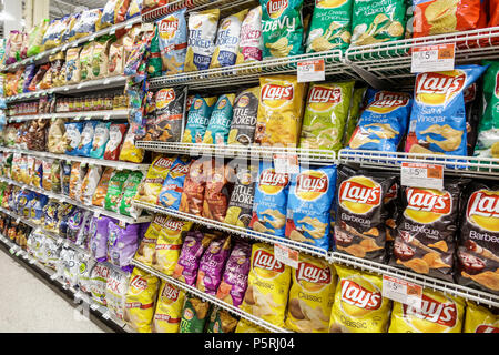 Stuart Florida,Publix negozio di alimentari supermercato alimentare, interno, scaffali scaffali scaffali, spuntini, patata chips, Lay's, brand, scaffali mostra vendita, visita Foto Stock