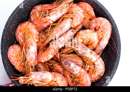 Grandi Gamberi fritti in padella. Su un tavolo bianco. Il pranzo di pesce. Spazio libero per il testo. Spazio di copia Foto Stock