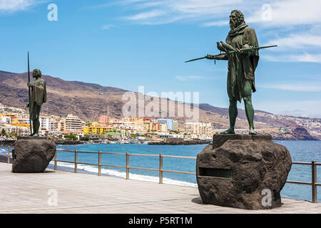 Spagna, Tenerife, Candelaria - Settembre 12, 2016: statue in bronzo di guanche leader sul terrapieno Mensei Foto Stock