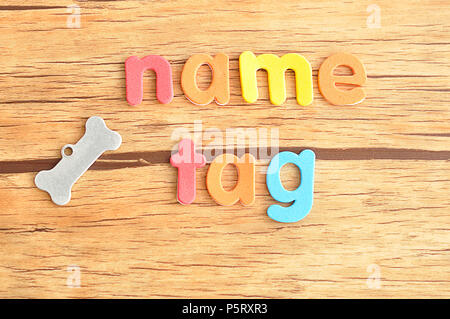 Una forma di osso tag name per un cane con la parola tag name Foto Stock