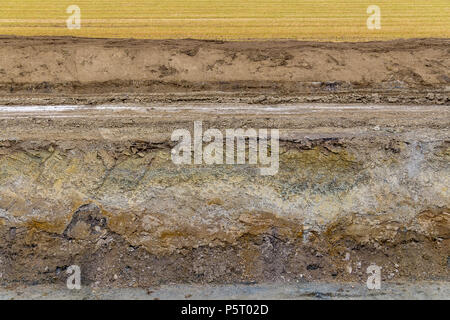 Grande fosso in una struttura di suolo riempito con acqua Foto Stock