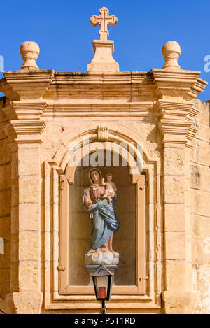 Un santuario con una statua della Vergine Maria che tiene il Bambino Gesù a Gozo, Malta. Foto Stock