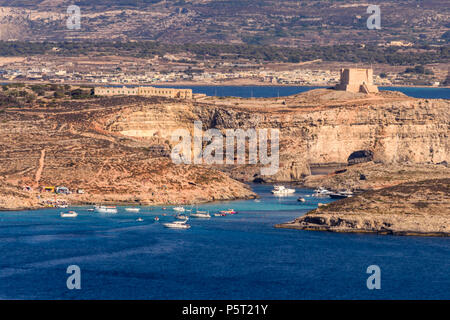 Le barche si riuniranno presso la Blue Lagoon a Comino Isola tra Gozo e Malta dove l'acqua è di un bel colore azzurro. Foto Stock