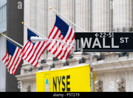 Wall Street segno vicino al New York Stock Exchange Foto Stock