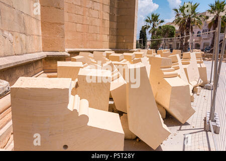 Scolpiti macigni al di fuori di una chiesa cattedrale in fase di restauro e di riparazione da stone muratori. Foto Stock