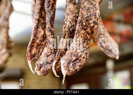 Asciugare salsiccia casalinga Kyima vicino Foto Stock