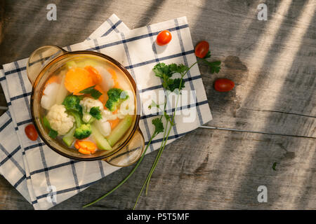 Un assortimento di verdure in vaso di vetro su un tovagliolo da vicino Foto Stock