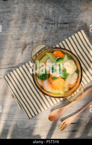 Un assortimento di verdure in vaso di vetro su un tovagliolo da vicino Foto Stock