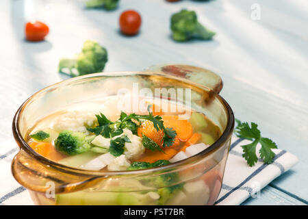 Un assortimento di verdure in vaso di vetro su un tovagliolo da vicino Foto Stock