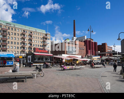 Laukontori di Tampere Finlands la seconda città più grande, un quadrato aperto con bancarelle e carrelli di cibo sul terrapieno Tammerkoski Foto Stock