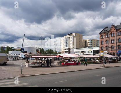 Laukontori di Tampere Finlands la seconda città più grande, un quadrato aperto con bancarelle e carrelli di cibo sul terrapieno Tammerkoski Foto Stock