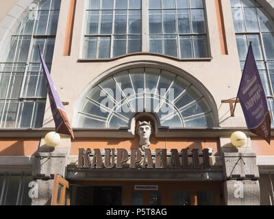 Tampere Hall di mercato aperto nel 1901 ed è tuttora un animato centro di cibi raffinati e piccoli ristoranti vista esterna del finlandese di edificio in Art Nouveau Foto Stock