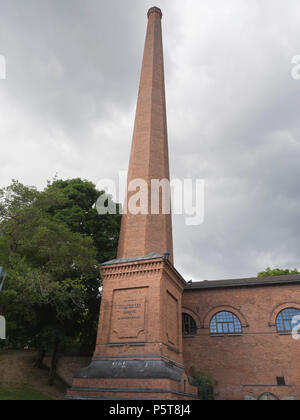 Industriali di alta ciminiera in mattoni rossi tipici del patrimonio industriale a Tampere in Finlandia Foto Stock