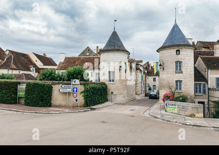 Entrata a Chablis in Francia. Vista delle Porte Noel gate, a Chablis, Borgogna, in Francia luglio 23, 2017 Foto Stock