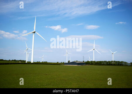 Le turbine eoliche su terreni agricoli nel distretto del lago vicino a Whitehaven Cumbria Inghilterra England Regno Unito Foto Stock