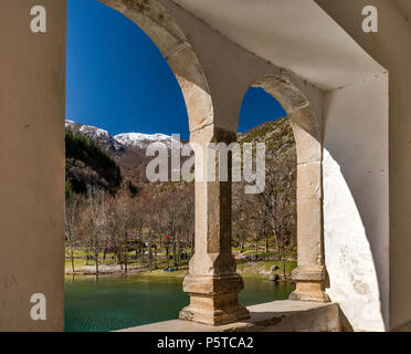 Il passaggio all' Eremo di San Domenico, presso il Lago di Scanno, Sagittario gole vicino alla città di Scanno, in Abruzzo massiccio, Appennino centrale, Abruzzo, Italia Foto Stock