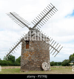 Breton pietra medievali costruire mulino a vento con grind pietra, vicino al Pont Aven, Bretagna Francia Foto Stock