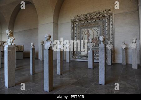 Germania. Monaco di Baviera. Glyptothek. Sala dei Ritratti romani. All'interno. Foto Stock