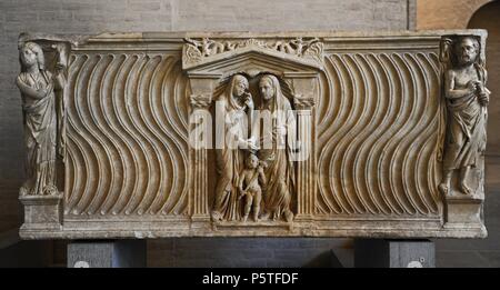 Arte romana. Sarcofago di una coppia di sposi. Circa 240 annuncio. La coppia che si estende le mani per ogni altro appaiono anche nei pannelli laterali. Egli come un oratore greco, lei come una musa, un ideale culturale. Glyptothek. Monaco di Baviera. Germania. Foto Stock