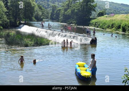 Nuotatori a Warleigh Weir, vicino Claverton al di fuori del bagno. Foto Stock