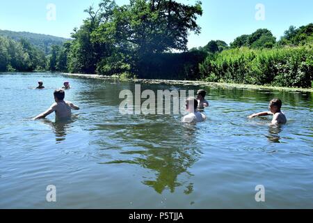 Nuotatori a Warleigh Weir, vicino Claverton al di fuori del bagno. Foto Stock