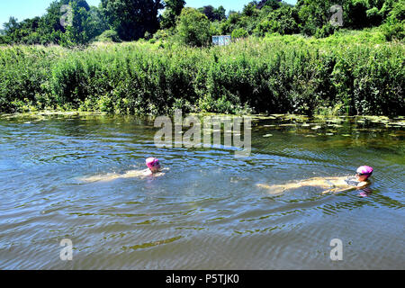 Nuotatori a Warleigh Weir, vicino Claverton al di fuori del bagno. Foto Stock