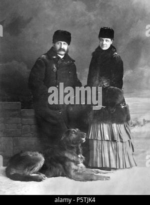 N/A. Inglese: fotografia, il sig. e la Sig.ra Charles Fleetford Sise e il loro cane, Montreal, QC, 1884, William Notman & Figlio, sali di argento su carta - processo di albume - 13,9 x 9,8 cm Français : Photographie, M. et Mme Charles Fleetford Sise et leur chien, Montréal, QC, 1884, William Notman & Figlio. Papier albuminé, 13,9 x 9,8 cm . 1884. William Notman & Figlio William Notman (1826-1891) nomi alternativi William McFarlane Notman Descrizione fotografo canadese e commercianti Data di nascita e morte 8 Marzo 1826 25 Novembre 1891 Luogo di nascita e morte Paisley, Scozia Montreal, Quebec, Canada W Foto Stock