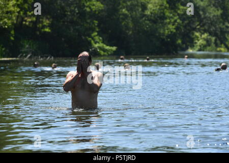 Nuotatori a Warleigh Weir, vicino Claverton al di fuori del bagno. Foto Stock