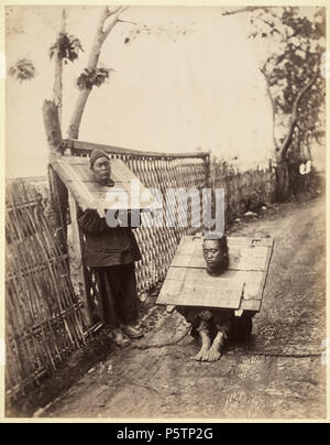 Inglese: Cinese delinquenti indossando Cangues 1870s. N/A 339 delinquenti cinesi indossando Cangues da Lai Afong, c1870s Foto Stock