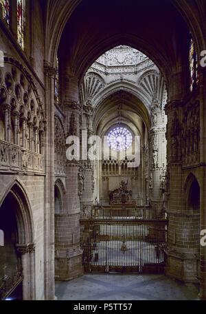 INTERIOR DE LA CATEDRAL - VISTA DEL CRUCERO DESDE LA NAVATA CENTRALE - ARQUITECTURA GOTICA ESPAÑOLA. Autore: Juan de Colonia (c. 1410-1481). Posizione: CATEDRAL-interno, BURGOS, Spagna. Foto Stock