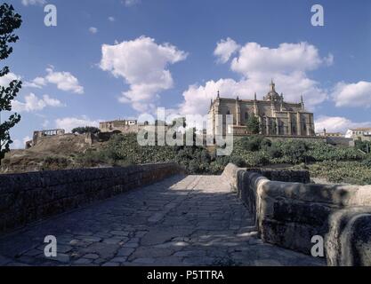 PANORAMICA DE LA CATEDRAL DE CORIA CONSTRUIDA entre los siglo XVI Y XVIII - CATEDRAL GOTICA RENACENTISTA BIELLA BARROCOS AÑADIDOS. Posizione: CATEDRAL DE SANTA MARIA DE LA Asunción, CÓRIA, CACERES, Spagna. Foto Stock