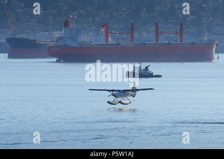 Porto aria idrovolanti de Havilland Canada DHC-3-t Turbo Otter Float Plane sbarco sull'acqua presso il Porto di Vancouver Centro di Volo, BC, Canada. Foto Stock