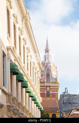 Una via del centro storico di Cartagena che mostra la cupola e la torre di San Pedro Claver chiesa Foto Stock